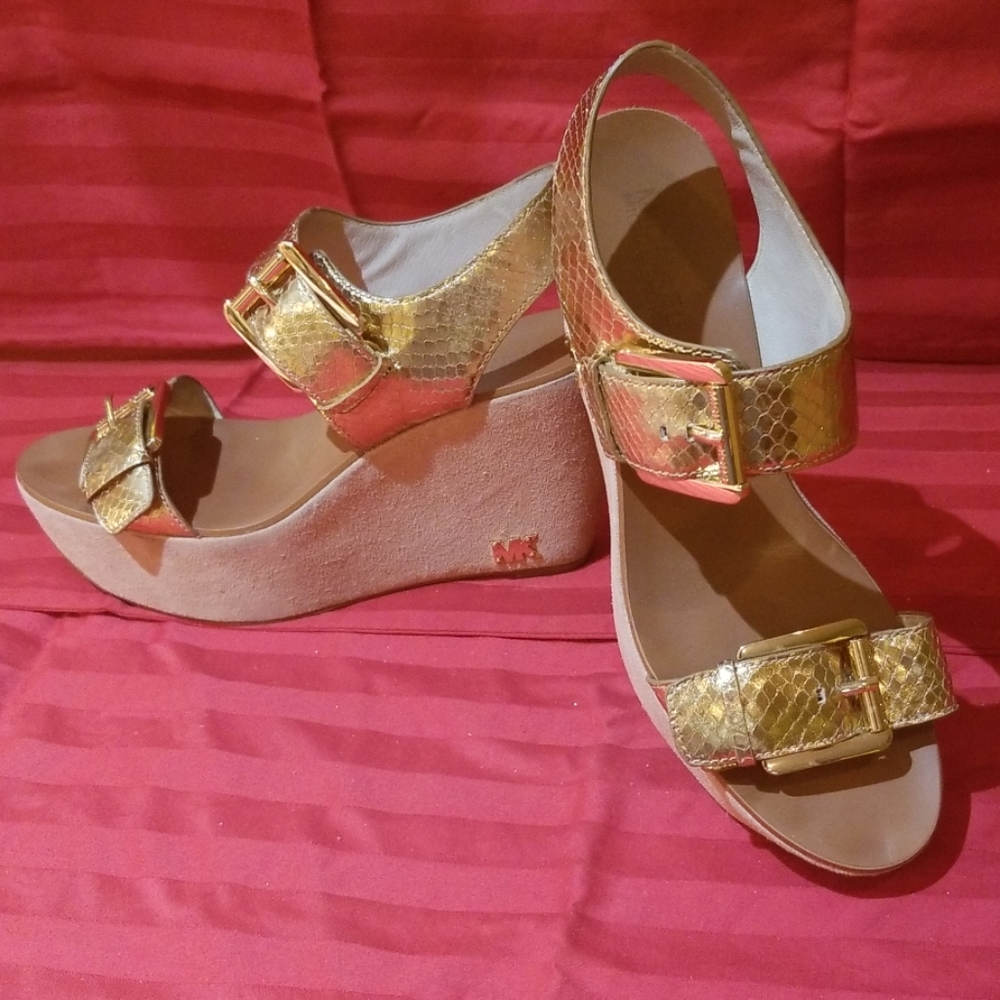 Michael Kors gold 4" wedge sz 7.5